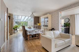 Immo DAVID vous propose : spacieuse maison trois façades, prête à emménager, située dans un environnement calme et peu fréquenté à Zellik<br /><br />Découvrez cette spacieuse maison semi-mitoyenne, prête à emménager, qui allie confort, luminosité et tranquillité à Zellik. Dès l’entrée, le hall vous accueille et mène à un vaste séjour particulièrement lumineux de pas moins de 73 m², agrémenté d’un poêle convivial. Les grandes baies vitrées offrent une agréable luminosité naturelle et sont équipées de stores extérieurs pour un confort optimal durant les journées ensoleillées. Dans le prolongement du séjour se trouve une cuisine ouverte entièrement équipée, avec un accès direct au garage. Au premier étage, vous trouverez deux chambres spacieuses de 16 m² et 21 m², ainsi qu’une salle de bains soignée. Un escalier fixe mène au deuxième étage, où se situe une généreuse troisième chambre de 34 m². Cet espace polyvalent peut parfaitement être aménagé en suite parentale avec dressing et bureau, avec en outre la possibilité d’y créer une salle de bains supplémentaire. À l’extérieur, vous profiterez d’un agréable jardin orienté plein sud, offrant une magnifique vue dégagée sur la campagne ainsi qu’une intimité totale, sans aucun vis-à-vis. Grâce à sa situation dans une rue calme, la maison bénéficie d’un environnement familial et peu fréquenté par la circulation, où règnent tranquillité et sécurité.<br /><br />Une habitation familiale idéale, offrant de beaux volumes, une excellente luminosité et de nombreuses possibilités d’aménagement.