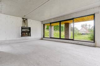 <strong><strong>LIGGING<br /></strong></strong><span>Deze stapelwoning geniet van een uitstekende ligging in een aangename woonwijk in het pittoreske Dikkelvenne, deelgemeente van </span><span><span>Gavere</span></span><span>. Hier woont u in alle rust, omringd door groen en karaktervolle landschappen, terwijl u toch profiteert van een vlotte verbinding naar </span><span><span>Gent</span></span><span>, </span><span><span>Oudenaarde</span></span><span> en de belangrijkste invalswegen.</span><span> Natuurliefhebbers kunnen volop genieten van de nabijgelegen wandel- en fietsroutes doorheen de Scheldevallei en de Vlaamse Ardennen, terwijl dagelijkse voorzieningen, scholen en winkels zich binnen handbereik bevinden. </span><span>Een uitzonderlijke locatie voor wie op zoek is naar een harmonieuze combinatie van rust, natuur, bereikbaarheid en levenskwaliteit.</span>
<p>Het volledige project, bestaande uit 2 aparte entiteiten met individuele toegangen, werd ontworpen met respect voor het natuurlijke reliëf van het terrein en geniet van een unieke ligging met weidse zichten over de omliggende vallei.<strong><br /><br />INDELING<br /></strong><span>Dit duplex villa appartement bestaat uit een royaal woonvolume in casco-afwerking, een overdekt terras, tuin en ruime garage. Dankzij de doordachte opbouw biedt het geheel een waaier aan mogelijkheden voor wie op zoek is naar ruimte, flexibiliteit en architecturale kwaliteit. Het pand</span><span> beschikt over indrukwekkende volumes en werd ontworpen om plaats te bieden aan alle voorzieningen, meerdere slaapkamers en badkamers. Grote raampartijen zorgen voor een optimale lichtinval en creëren een voortdurende connectie met de tuin en het omliggende landschap. De casco-afwerking laat toekomstige eigenaars bovendien volledig vrij om de woning naar eigen smaak en woonwensen af te werken. Eveneens is er mogelijkheid tot het installeren van een interne lift. </span><span>Aan de achterzijde van het perceel bevindt zich een ruime garage met plaats voor 4 voertuigen. </span><span>Een zeldzame kans voor wie architectuur, natuur en ruimte wil verenigen in één bijzonder vastgoedproject.</span></p>
<p><span><strong>Voor meer info of een bezoek:</strong><br /><em>Stéphanie Eeckhout – 0472 13 28 79<br /><br />* Sommige beelden zijn referentiebeelden</em></span></p>
<p><strong> </strong></p>