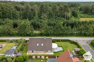 <u><strong>OPENDEURDAG OP ZATERDAG 27 JUNI 2026 tussen 10u00 en 17u00 (op afspraak)</strong></u><br /><br />U kunt een BOD uitbrengen op deze woning, rekening houdend met de <strong>AANVANGSPRIJS van € 519.000 </strong>elk hoger BOD wordt voorgelegd aan de eigenaar die al dan niet kunnen ingaan op dit aanbod.<br /><br />Ruime villa aan het <strong>gegeerde Nieuwenhovebos.</strong> Deze lichtrijke villa bestaat uit uitnodigende inkomhal met gastentoilet en een praktische bergruimte onder de trap. Ruime en zonnige leefruimte met zithoek en eethoek, praktische &amp; recente keuken en een functionele wasplaats voorzien van een douche en wastafel. Er is tevens een gelijkvloerse slaapkamer/ bureau aanwezig. Grote garage (2 wagens) met automatische poort. Aangename leefveranda aan de leefruimte waar er in het tussenseizoen echt kan genoten worden. Op de eerste verdieping zijn er <strong>5 mooie slaapkamers</strong>. Ruime en Luchtige badkamer met ligbad, dubbele wastafel in meubel en toilet. Op de eerste verdieping is er ook nog een extra bergruimte aanwezig. Mooie tuin met een tuinhuis om te genieten van de rust en de natuur in de omgeving. Regenwaterput van 10.000 liter, Waterverzachter en er is<strong> geen renovatieverplichting! U heeft hier onmiddellijk een vakantiegevoel door het groen en de rust!</strong><br /><br /><strong><u>Gelijkvloers:</u></strong>
<ul>
	<li>Inkomhal met apart toilet;</li>
	<li><strong>Praktische en recente keuken</strong> met kwaliteitstoestellen;</li>
	<li>Leefruimte voorzien met eethoek en zithoek;</li>
	<li><strong>Leefveranda</strong> om te genieten van de tussenseizoenen en de tuin;</li>
	<li>Bureau/ gelijkvloerse slaapkamer;</li>
	<li>Berging onder de trap;</li>
	<li>Badkamer voorzien van een douche, wastafel in meubel en aansluiting wasmachine;</li>
	<li>Prachtig aangelegde tuin met tuinhuis;</li>
	<li>Grote inpandige garage met automatische poort;</li>
</ul>
<strong><u>Eerste verdieping:</u></strong>

<ul>
	<li><strong><u>5 mooie slaapkamers;</u></strong></li>
	<li>Badkamer met ligbad, dubbele wastafel en een toilet;</li>
</ul>
<strong><u>Troeven:</u></strong>

<ul>
	<li><strong>Regenwaterput 10.000 liter;</strong></li>
	<li><strong>Geen renovatieverplichting;</strong></li>
	<li><strong>Waterverzachter;</strong></li>
	<li><strong>Rustige en groene omgeving;</strong></li>
</ul>
<br />Voor meer vragen of verdere informatie over deze mooie villa neem gerust contact op via: <strong>oostkamp@caenen.be</strong><br /><br /> 