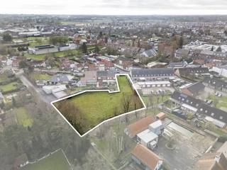 Bent u op zoek naar een ruime bouwgrond op een boogscheut van Kortrijk? Bekijk dan zeker dit aanbod in Gullegem. Dit perceel is ideaal gelegen met enerzijds een vlotte verbinding naar Kortrijk en anderzijds gelegen de nabijheid van alle nodige faciliteiten (R8, invalswegen, winkels, horeca, ...). Mogelijkheid tot opsplitsing van de grond! Bestemming:De zone is bestemd voor wonen in de ruime zin. Binnen deze zone zijn wonen en de bijhorende openbare en private groene en verharde ruimten mogelijk.Naast wonen zijn ook volgende functies mogelijk als hoofdfunctie: kantoren, diensten, vrije beroepen en gemeenschapsvoorzieningen ter ondersteuning van de omliggende buurt en wijk (bv. buurthuis).Kantoren, diensten en vrije beroepen hebben steeds een beperkte verkeersaantrekking, voorzien parkeren op eigen terrein en zijn inpasbaar in hun omgeving.Volgende nevenfuncties zijn toegelaten: handelszaken, horeca, werkateliers, kleine bedrijven, opslagplaatsen, landbouwbedrijven. Per perceel zijn de nevenfuncties toegelaten in zowel het hoofdgebouw als de bijgebouwen. Enkel nevenfuncties, inpasbaar in de omgeving en met een beperkte verkeersaantrekking worden toegelaten. Er kan ook voor gekozen worden om kantoren, diensten en vrije beroepen te organiseren als nevenfunctie.WoningtypologieZijn toegelaten: eengezinswoningen en meergezinswoningen in- aaneengesloten bebouwing- halfopen bebouwing: bij halfopen bebouwing moet aan één zijde van de woning een vrijezijtuinstrook van minimum 3 m gerespecteerd worden- open bebouwing: bij open bebouwing moeten aan twee zijdes van de woning een vrijezijtuinstrook van minimum 3 m gerespecteerd wordenBouwvoorschriften- Hoofdvolumes (A): maximum 2 bouwlagen + 1 bewoonbare bouwlaag in het dakvolume OF eenequivalente kroonlijsthoogte van maximum 7 m hoog.De bouwdiepte op de verdiepingen bedraagt maximum 15 m.- Nevenvolumes (B) zijn maximum één bouwlaag en 4 m hoog op de zij- en achterperceelsgrens.Verder van deze perceelsgrenzen stijgt de maximale hoogte van nevenvolumes onder eendenkbeeldige hoek van 30° tot maximum 7 m.- Bijgebouwen (C) zijn maximum één bouwlaag en 4 m hoog.Enkel de bovengrondse ruimtes tellen mee als bouwlaag. Bijkomende (half-)ondergrondse bouwlagenzijn toegelaten en tellen niet mee als bewoonbare bouwlaag.De dakvorm is vrij te kiezen, zolang deze inpasbaar is in de omgeving.Indien gekozen wordt voor hellend dak, dan is de maximum helling 45°. Deze dakhelling kan slechts voor maximaal 1/3e van de gevelbreedte doorbroken worden door dakkappellen en andere uitpandige constructies. Wenst u meer info over deze grond? Contacteer Carl Boedts op 0473/951821 voor een afspraak op deze grond.EPC nvt