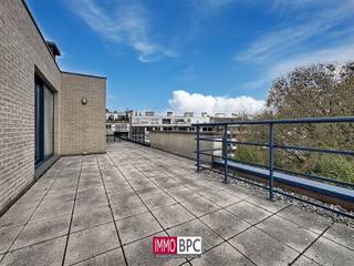 <p><span>Welcome to this magnificent penthouse, where modern finishes, light and a thoughtful layout come together to create exceptional living comfort.Ideal for couples, families or professionals looking for space, quality and a practical location close to Brussels.</span></p><p><span>Layout and Living spaces</span></p><p><span>Upon entering, you immediately experience the spacious and open atmosphere. The bright living room, finished with easy-care tile flooring, enjoys large windows and sash windows that not only bring in abundant natural light, but also provide a beautiful view of the environments park. This open living space seamlessly connects to the modern and equipped kitchen with spacious worktop and functional cabinetry .</span></p><p><span>Bedrooms</span></p><p><span>The apartment features two comfortable and well-situated bedrooms. Both rooms have large windows making them both practical and stylish. Both bedrooms offers direct access to the terrace through a sliding window. The second room is also spacious, bright and perfectly suited as a bedroom, home office or guest room.</span></p><p><span>Bathroom</span></p><p><span>The bathroom is modern and practical with both a bathtub and shower stall, double sinks, quality sanitary ware and smart storage options. </span></p><p><span>Terrace – A Unique Trump</span></p><p><span>One of the absolute highlights of this apartment is the exceptional terrace of approximately 53 m², and 8m²This terrace is accessible from several rooms and feels like a natural extension of the living space. It offers every opportunity for relaxation, outdoor meals, planting, or simply enjoying fresh air and open views.</span></p><p><span>Location and accessibility</span></p><p><span>Located in a lively and dynamic neighborhood, the apartment enjoys excellent connections towards the center of Brussels. Stores, restaurants, schools and public transportation are within walking distance. The neighborhood is known for its diversity, accessibility and urban amenities — ideal for those who love modern city living with all comforts at their fingertips.</span></p><p><span>Possibility to purchase very spacious garage box at €35,000.</span></p><p><span>A visit will certainly convince you — welcome to your future home in Sint-Jans-Molenbeek.</span></p><p><span> </span></p>