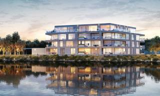 Welkom in dit prachtige nieuwbouwappartement, waar luxe en comfort samenkomen voor een ongeëvenaarde woondynamiek. Dit ruime appartement biedt twee stijlvolle slaapkamers en twee verfijnde badkamers, perfect ontworpen voor modern wonen.<br /><br />Met een focus op hoogwaardige afwerkingen en doordachte details, is dit appartement een toonbeeld van elegantie. De keuken is uitgerust met state-of-the-art apparatuur en een eigentijds ontwerp, waardoor koken een waar genot wordt. De open plattegrond stroomt naadloos over in de woonruimte, die uitnodigt tot ontspanning en entertainment.<br /><br />Een van de meest opvallende kenmerken van dit appartement is het adembenemende uitzicht op het water. Vanuit de grote ramen geniet u van panoramische vergezichten die rust en sereniteit uitstralen, waardoor elke dag begint en eindigt met een vleugje schoonheid en rust.<br /><br />Gelegen in een gewilde buurt, profiteert u van een scala aan voorzieningen en gemakken in de omgeving. Of u nu geniet van een ontspannen wandeling langs de waterkant of zich vermengt met de bruisende sfeer van de stad, dit appartement biedt de perfecte balans tussen rust en levendigheid.<br /><br />Kortom, dit nieuwbouwappartement belichaamt de essentie van hedendaags wonen, met zijn onberispelijke afwerking, uitstekende voorzieningen en betoverende uitzichten. Maak van dit appartement uw nieuwe thuis en ervaar het beste wat het leven te bieden heeft. Neem vandaag nog contact met ons op voor een bezichtiging en laat u betoveren door de mogelijkheden die dit appartement te bieden heeft.<br /><br />€ 95 provisie A.O.