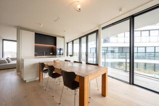 Het appartement op de vierde verdieping biedt veel lichtinval en doorlopende terrassen die elke ruimte omringen. Via de inkomhal met...