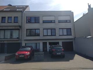 Op een steenworp van het strand van Bredene bevindt zich dit lichtrijke en ruime appartement met drie volwaardige slaapkamers.Het appartement...