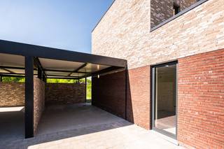 <p>Deze moderne open bebouwing met eigen carport in De Kom in Leopoldsburg bevindt zich op een rustige ligging vlakbij de jachthaven, met aangename zichten op het water en een open, groen karakter.</p>
<p>Met een bewoonbare oppervlakte van ca. 197,21 m² beschikt de woning over een ruime en lichtrijke leefruimte met open keuken, drie volwaardige slaapkamers en een nette badkamer. Dankzij de grote raampartijen geniet u van een mooie lichtinval en een directe connectie met het terras en de ruime tuin van 87,19 m², gelegen op een perceel van 284,40 m², ideaal om in alle rust te ontspannen.</p>
<p>De woning is afgewerkt met kwalitatieve, moderne materialen en werd energiezuinig gebouwd, wat zorgt voor hedendaags comfort en een duurzaam karakter. In combinatie met de vlotte bereikbaarheid en de nabijheid van winkels, scholen en ontspanning, maakt dit deze woning bijzonder geschikt voor wie op zoek is naar instapklaar wooncomfort op een aangename locatie aan het water.</p>