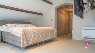 <span>Mooie villa rustig en groen gelegen te Opglabbeek! Deze villa kan u terugvinden aan de Fazantenstraat 17 te Opglabbeek in een rustige woonomgeving. De woning is centraal gelegen met verscheidene winkels, diensten en scholen op een afstand van amper 2 km. Het openbaar vervoer is gelegen op een afstand van 0,5 km. De villa is gelegen op een perceel van 18a10ca en is goed onderhouden. De voorzijde van de woning is voorzien van een oprit naar de achterzijde van de woning, hier bevindt zich een poort die toegang geeft tot de ruime inpandige garage. De tuin is deels beklinkerd en bestaat verder uit een mooi gazon. De achterliggende grond kan perfect gebruikt worden voor het houden van dieren. Deze is volledig afgescheiden van de tuin en voorzien van een toegangspoort. De bewoonbare oppervlakte bedraagt 191 m2. Op het gelijkvloers is er een keuken aanwezig die toegang geeft tot de eethoek en zithoek die bestaan uit een split level. Verder bevindt zich hier ook een eerste slaapkamer met douchekamer en berging alsook een bureel ruimte en separaat toilet. Op de eerste verdieping komt men via de overloop en de vide terecht in 1 van de 3 ruime slaapkamers. De masterbedroom is voorzien van een dressing en badkamer. De kelder is volledig afgewerkt. Hier bevindt zich ook een grote bureauruimte. De volledige woning werd recent, in 2015 gerenoveerd! Zowel de benedenverdieping, eerste verdieping en kelder werden uitgerust met een steentapijten vloer. *Verwarming: gas, ook stookolie mogelijk (momenteel buiten gebruik gesteld) *Raamwerk: dubbel glas, hout *Camerabewaking voorzien *Airco Het KI van de woning bedraagt €1199 STEDENBOUWKUNDIGE INFORMATIE - Stedenbouwkundige vergunning ontvangen: in aanvraag - Stedenbouwkundige bestemming: in aanvraag - Dagvaarding voor inbreuk op de stedenbouwkundige voorschriften: in aanvraag - Verkavelingsvergunning: in aanvraag - Overstromingsgevoelig: niet gelegen in overstromingsgevoelig gebied - EPC: 262 kWh/m2 code 20220916-0002676837-RES-1 - Onroerend erfgoed: in aanvraag</span>