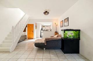Instapklare woning te koop in centrum van Desselgem met vier slaapkamers en lichtrijke leefruimte.<br /><br />Zoekt u een instapklare woning in het hart van Desselgem, met scholen, openbaar vervoer en winkels om de hoek? Deze instapklare woning biedt maar liefst vier slaapkamers. De woning is direct beschikbaar. Een ideale kans voor starters en gezinnen die ruimte zoeken.<br /><br />Indeling:
<ul><li><strong>Gelijkvloers:</strong> inkomhal, ruime en lichtrijke eetplaats met aansluitende living en open keuken, badkamer met bad, lavabo en toilet</li><li><strong>Eerste verdieping:</strong> twee ruime slaapkamers en toegang tot het terras</li><li><strong>Tweede verdieping:</strong> twee lichtrijke slaapkamers met dressing</li></ul>
Troeven
<ul><li>Instapklaar: onmiddellijk bewoonbaar</li><li>Vier slaapkamers, verdeeld over twee verdiepingen</li><li>EPC-label C</li><li>Centrale ligging, vlak bij scholen, openbaar vervoer en het centrum van Desselgem</li></ul>
<strong>Interesse of een bezoek plannen?</strong> Contacteer Sofie Bossuyt van ERA Bossuyt via 0474 22 21 82 of sofie@immobossuyt.be.