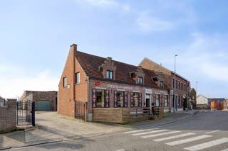 <p><strong><em>Historisch (anno 1800) handelspand met woonst en hangar gelegen op een commercieel interessante locatie op het "Sint-Gillisplein" in het centrum van Kumtich.</em></strong><br /><strong><em>Tal van mogelijkheden op vlak van horeca, handel, vrij beroep, kantoor, ...</em></strong></p><p><em>Dit karaktervolle pand biedt met een totale oppervlakte van </em><strong><em>404 m²</em></strong><em> een solide basis voor wie wonen en werken wil combineren op een centrale locatie. Het eigendom staat op een perceel van </em><strong><em>07a 30ca</em></strong><em> en beschikt over een diverse indeling die geschikt is voor horeca, handel, vrij beroep of een ruim woonproject.</em> </p><p>Bij het betreden van het pand via het inkomsas ervaart u direct de nostalgische sfeer van het voormalige café, een lichte ruimte van 63m² die vraagt om een creatieve herbestemming. De naastgelegen winkelruimte van 50 m² biedt een uitstekende zichtbaarheid aan het levendige plein, terwijl het zonnige terras van 20 m² aan de voorzijde uitnodigt tot een moment van rust.<br />De benedenverdieping vloeit verder over in een praktische keuken, diverse sanitaire voorzieningen en een overvloed aan bergruimte die aan elke logistieke behoefte voldoet. Onder de woning bevindt zich bovendien een koele kelder, ideaal voor opslag of als wijnkelder.<br /><br />Op de eerste verdieping bevinden zich de nachthal met de badkamer en twee ruime slaapkamers, samen met een extra berging. De grote zolder biedt de mogelijkheid om de bewoonbare oppervlakte aanzienlijk uit te breiden met extra kamers of een hobbyruimte.</p><p> Het buitengedeelte bestaat uit een koer die toegang geeft tot de garage van 50 m² en een functionele hangar van 167 m², uitgerust met drijfkracht.<br />Dankzij de eigen oprit en de ruime parkeermogelijkheden op het plein voor de deur is de toegankelijkheid optimaal.<br /><br />Dit gebouw en hangar bieden tal van mogelijkheden, maar zijn ook aan renovatie toe.<br />- Epc: 527 kWh/m²/jaar (label F: renovatieverplichting).<br />- Elektriciteit is niet conform - drijfkracht aanwezig.<br />- Asbestrapport beschikbaar.<br />- Niet overstromingsgevoelig (score A).<br />- Geïnventariseerd erfgoed.<br /><br /><strong><em>Wij nodigen u graag uit voor een bezoek ter plaatse om de mogelijkheden van dit pand en de bijgebouwen te bekijken.</em></strong></p>