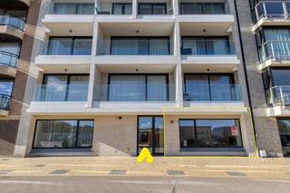 In de nieuwbouwresidentie Rivage (bouwjaar 2021) bevindt zich dit prachtig, instapklaar appartement met twee slaapkamers en een ruim zonneterras van 19,58 m². <br /><br />Dit gelijkvloersappartement omvat een inkom, een ruime leefruimte met open keuken, badkamer met inloopdouche, apart toilet, aparte berging, 2 slaapkamers met toegang tot het zonneterras. <br /><br /><strong>TROEVEN :</strong>
<ul>
	<li>50m van het strand</li>
	<li>Appartement in nieuwstaat</li>
</ul>