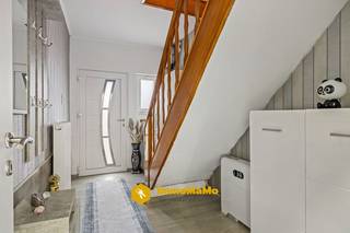 Gerenoveerde woning met 3 slaapkamers, garage en ruime tuin te koop in Sint-Kruis-Winkel!<br /><br />In Sint-Kruis-Winkeldorp 24 te Sint-Kruis-Winkel (9042) vindt u deze aangename en instapklare woning met een bewoonbare oppervlakte van 163 m² op een uitzonderlijk ruim perceel van 726 m² voor een centrale dorpsligging. De woning werd grondig gerenoveerd sinds 2018 en beschikt over een gunstig EPC-label C, mede dankzij 14 zonnepanelen en een thuisbatterij.<br /><br />Troeven:<br />- Grondoppervlakte: 726 m²<br />- 3 slaapkamers<br />- EPC C – energiezuinig<br />- 14 zonnepanelen + thuisbatterij<br />- Ruime oprit en garage<br />- Volledig omheinde tuin<br /><br />Indeling:<br />Via de inkomhal komt u binnen in de ruime, lichtrijke leefruimte. Aansluitend bevindt zich de keuken met voldoende bergruimte. Vanuit de keuken heeft u toegang tot de badkamer met douche, de kelder (ideaal als voorraad- of bergkelder) én de ruime veranda met zicht op de tuin. Op de eerste verdieping bevinden zich drie slaapkamers, waaronder twee ruime kamers en een kinderslaapkamer. Daarnaast is er nog een ruime bergzolder aanwezig. Buiten geniet u van een volledig omheinde tuin, een ruime oprit met plaats voor meerdere wagens en een garage achteraan het perceel. Een ideale woning voor wie rustig en toch centraal wil wonen in Sint-Kruis-Winkel.<br /><br />Interesse? Bel 0470 89 18 34 of mail naar dario@immomamo.be