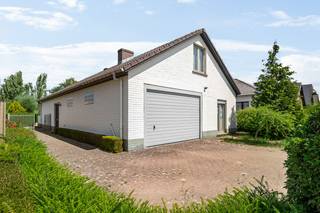 U betreedt de woning via de inkomhal, die toegang biedt tot de lichtrijke leefruimte met aangrenzende keuken.<br /><br />Vanuit de nachthal bereikt u twee slaapkamers, de badkamer en een handige berging.<br /><br />De leefruimte geeft uit op de uitnodigende tuin, een aangename plek om in alle rust te genieten van het buitenleven.<br /><br />Verder beschikt de woning over een ruime inpandige garage.<br /><br />Op de bovenverdieping bevindt zich een ruime zolder, waarvan een deel reeds is ingericht als studio met keuken, badkamer en slaapkamer. Het resterende gedeelte biedt nog tal van mogelijkheden voor verdere afwerking naar eigen wens.<br /><br />Troeven van deze woning:<br />• Rustige en gunstige ligging<br />• Uitstekend renovatiepotentieel<br />• Aangename tuin<br />• Ruime inpandige garage<br />• Mogelijkheid tot kangoeroewonen<br />• Zolder met extra inrichtingsmogelijkheden<br /><br />Deze woning is onderhevig aan de Vlaamse renovatieverplichting voor residentiële gebouwen. Meer informatie vindt u via:<br />https://www.vlaanderen.be/een-woning-kopen/renovatieverplichting-voor-residentiele-gebouwen<br /><br />Wenst u deze woning te bezoeken? Neem gerust contact met ons op via 03 337 50 70 of info@vbvastgoed.be. Wij plannen graag een bezichtiging voor u in.