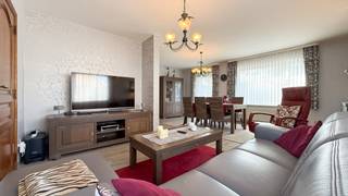 <p>Bij ImmoFusion 7/7 “open huis” : klik op onze 3D-TOUR.<br />Ervaar vastgoed alsof je er zelf doorloopt!</p>
<p>Welkom in deze charmante huurwoning in open bebouwing, rustig gelegen in een aangename woonwijk te Heusden-Zolder. De woning combineert ruimte, comfort en een prachtig aangelegde tuin op een perceel van 576 m². Dankzij de praktische indeling en rustige ligging is dit een bijzonder aangename thuis.</p>
<p>Bij binnenkomst verwelkomt de ruime inkomhal je met een gastentoilet en toegang tot de verschillende leefruimtes. Op het gelijkvloers bevindt zich een eerste slaapkamer, die ook perfect kan worden ingericht als bureau of hobbyruimte. De lichtrijke leef- en eetruimte geniet dankzij de grote raampartijen van een aangename natuurlijke lichtinval en een mooi zicht op de tuin. Aansluitend ligt de aparte keuken, met toegang tot de inpandige garage die momenteel als bergruimte wordt gebruikt.</p>
<p>Op de bovenverdieping bevinden zich twee ruime slaapkamers met inbouwkasten. De master bedroom beschikt over airconditioning. De recent volledig gerenoveerde badkamer is modern afgewerkt en voorzien van het nodige comfort. Een tweede toilet bevindt zich eveneens op deze verdieping.</p>
<p>Ook buiten is het volop genieten. De volledig omheinde tuin is prachtig aangelegd en biedt dankzij de perceelbreedte van 18 meter heel wat privacy en ruimte. Verschillende gezellige hoekjes nodigen uit om te ontspannen en de vergunde carport zorgt voor extra parkeergelegenheid.</p>
<p>Ook energetisch beschikt de woning over mooie troeven. Momenteel heeft de woning EPC-label C, zonder renovatieplicht. De zonnepanelen van 3.800 Wp, thuisbatterij en vernieuwde gasketel uit 2024 dragen bij aan een efficiënt energieverbruik. PVC-ramen met dubbele beglazing, rolluiken en airconditioning in de leefruimte en master bedroom zorgen bovendien voor extra comfort. De EPC-score zal bovendien evolueren naar label B, met een score van ongeveer 150 kWh/m²/jaar. Daarnaast is het mogelijk om de woning gedeeltelijk high-end bemeubeld te huren.</p>
<p>Pluspunten:<br />- Huurwoning in open bebouwing<br />- Rustige ligging in Heusden-Zolder<br />- Perceel van 576 m² met 18 m perceelbreedte<br />- Volledig omheinde, prachtig aangelegde tuin<br />- 3 ruime slaapkamers, waarvan 1 op het gelijkvloers<br />- Recent vernieuwde badkamer<br />- Zonnepanelen 3.800 Wp + thuisbatterij<br />- EPC wordt label B, ca. 150 kWh/m²/jaar<br />- Gasketel vernieuwd in 2024<br />- Airconditioning in leefruimte en master bedroom<br />- Inpandige garage/berging en vergunde carport<br />- Mogelijkheid tot gedeeltelijk bemeubelde verhuur</p>
<p>Maatregelen opgenomen in het Maatregelenregister: nee</p>
<p>Bel ons op 078/78.78.70 voor een bezichtiging of kom gerust langs op ons kantoor. U bent steeds van harte welkom!</p>