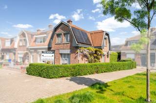 <p><span>Charmant lotissement semi-ouvert de 2 chambres à coucher avec un beau jardin. <br /><br />Ce</span><span>charmant lotissement semi-ouvert est situé dans un quartier calme et résidentiel de Hoboken, avec une excellente accessibilité. #Les magasins, les écoles et les transports publics sont à une courte distance, et le centre d'Anvers est également facilement accessible. <br />Les environs offrent également de nombreux espaces verts et des possibilités de promenades, garantissant une expérience de vie agréable et relaxante.</span> #<span>En bref, un emplacement idéal pour ceux qui veulent vivre confortablement avec toutes les commodités à portée de main.</span><span><br /><br />Division<br />NewLine#Rez-de-chaussée<br />NewLine#-</span><span> Un hall d'entrée central donnant accès à l'espace de vie et au premier étage</span></p><p><span>- un espace de vie spacieux (35m²) avec beaucoup de lumière naturelle, équipé d'un poêle à granulés et de l'air conditionné. </span> #<span> Une cuisine de campagne spacieuse équipée de tous les appareils électroménagers et donnant sur le beau jardin. </span></p><p><span>- Toilettes séparées</span></p><p><span>- Un grand débarras avec connexion laveuse/sécheuse. </span></p><p><span>- Un beau jardin avec une maison de jardin finie qui peut être utilisée comme une salle de loisirs. A l'arrière il y a une 2ème maison de jardin qui peut servir de débarras. </span></p><p><span>- Une grande terrasse couverte</span></p><p><span> </span></p><p><span>1er étage</span></p><p><span> </span></p><p><span>- Ici il y a 2 chambres spacieuses de 14m² et 10,5m² dont la principale est équipée de l'air conditionné</span></p><p><span>- La salle de bain est équipée d'une douche à l'italienne, d'un second WC et d'un double lavabo</span></p>