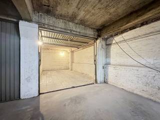 Tel: +32 475 71 63 52 / Email: matthieu.goffin@weinvest.be<br /><br />We Invest is proud to present this secure garage, ideally situated in the basement of a building at 47 Avenue Nouvelle in Etterbeek. This private garage measures 5.89 metres in length and 2.48 metres in width, providing a secure space to park a vehicle or use as additional storage. However, the maximum vehicle height must not exceed 2.48 metres. The property is vacant and available for immediate sale, with no current lease.<br /><br />Located in the heart of Etterbeek, in the immediate vicinity of the La Chasse district, this garage enjoys a strategic location with quick access to Brussels city centre and the southern part of the capital. The area is particularly well served by public transport (buses, trams and the metro nearby), offering excellent daily connectivity, particularly to the European institutions and the ULB. Its central location makes it an ideal property for both personal use and as an investment.<br /><br />Price: €40,000<br />Property available immediately. <br /><br />For more exclusive properties, please visit our website www.weinvest.be.