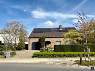 <p><span>Ontdek deze uitzonderlijk ruime villa op een absolute toplocatie in Melsele, gelegen aan de Burggravenstraat 59. </span></p><p><span>Deze oerdegelijk, traditioneel gebouwde woning werd tot op heden gebruikt als tweewoonst, met zowel op het gelijkvloers als op de eerste verdieping een bijzonder royale leefruimte, volledig uitgeruste keuken en badkamer. Uiteraard kan het pand ook perfect worden ingericht als één indrukwekkende villa met maar liefst vijf slaapkamers, een zeer ruime hobbyruimte, …</span></p><p><span>De woning bevindt zich op een uniek perceel van meer dan 1.000 m² en biedt tal van parkeermogelijkheden, aangevuld met een garage. </span></p><p><span>De mooie tuin vormt een echte troef en hier liggen nog mogelijkheden, zoals het plaatsen van een luxueuze veranda of poolhouse (onder voorbehoud van vergunning). Hierbij geniet u van een prachtig, open zicht op het achterliggende groene binnengebied met mooie boompartijen in alle rust en grote privacy.</span></p><p><span>Daarnaast beschikt de woning over een zeer mooie EPC-score (net geen B), die met beperkte inspanningen eenvoudig verder geoptimaliseerd kan worden.</span></p><p><span>Kortom, een unieke opportuniteit voor wie op zoek is naar ruimte, kwaliteit en een topligging.  U kan dit ter plaatse ontdekken.</span></p><p><span>Wenst u graag meer info of bent u geïnteresseerd in een plaatsbezoek? </span></p><p><span>Gelieve ons dan te contacteren op het nummer 03 775 41 88 of mail naar </span><span><span>Kurt@vastgoed-smet.be</span></span><span> </span></p><p><span><span>www.vastgoed-smet.be</span></span></p><p><span> </span></p><p><span>De verstrekte gegevens/informatie (zowel online als gedrukt) worden vrijblijvend verstrekt, enkel ter inlichting, zonder contractuele verbintenis of garantie van onzentwege en kunnen op ieder ogenblik gewijzigd worden</span></p><p><span> </span></p><p><span> </span></p><p><span> </span></p>