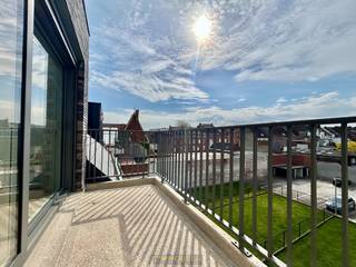 Dit INSTAPKLAAR en ENERGIEZUINIG appartement (BJ. 2019) bevindt zich op de derde verdieping van een modern appartementsgebouw en beschikt over een gemeenschappelijke lift. Het appartement is IDEAAL GELEGEN in het centrum van Ronse, op wandelafstand van winkels, openbaar vervoer en scholen. Het pand beschikt over een ZUIDGERICHT TERRAS en een privé STAANPLAATS.<br /><br />De indeling is als volgt: inkomhal, LICHTRIJKE WOONKAMER met OPEN INGERICHTE KEUKEN, 1 VOLWAARDIGE SLAAPKAMER, een moderne badkamer, afzonderlijk toilet, praktische berging en RUIM TERRAS. <br /><br />Adres: Engelsenlaan 10 bus 0301, 9600 Ronse<br />Beschikbaar vanaf 1 januari 2027<br />Huurprijs: €700,00/ maand + €50/ maand syndic <br />EPC: 73 kWh/m²