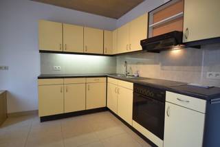 RUMBEEKSESTEENWEG 177 - ROESELARE<br /><br />Rijwoning op een gunstige ligging nabij het centrum van Roeselare.<br /><br />De woning omvat een gezellige woonplaats, een ingerichte keuken, aparte wasplaats en toilet. De badkamer is voorzien van een douche en lavabo. Achteraan bevindt zich een afgesloten koer.<br /><br />Op de verdieping zijn er 2 slaapkamers. Daarnaast is er een praktische bergzolder aanwezig.<br /><br />Extra troeven: centrale verwarming op gas en dubbele beglazing.<br /><br />Beschikbaar vanaf 1/06/2026