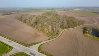 Tussen Vladslo en Leke, nabij Diksmuide, bieden wij u dit uitzonderlijke stukje natuurschoon aan. Dit perceel bos, gelegen in natuurgebied, meet...