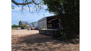 <p>Een ruime te renoveren woning met een afgewerkte zolderverdieping bestaande uit een woonkamer, ingerichte keuken, 1 slaapkamer, badkamer, bergplaats, terras.  Het gelijkvloers en eerste verdieping zijn te renoveren.  Achter de woning is er een ruim bijgebouw dat nu als opslagruimte wordt gebruikt.</p><p>Het pand is gelegen in agrarisch gebied, dagvaarding, geen voorkooprecht, geen verkaveling.</p>