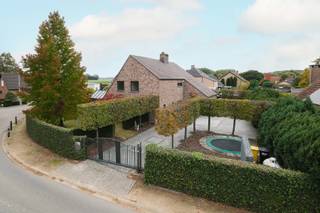 In een rustige, landelijke omgeving van Kampenhout presenteren wij deze stijlvolle 4-gevelvilla, perfect voor wie comfort, ruimte en hoogwaardige afwerking weet te waarderen.
De woning beschikt over:
✨ Ruime woon- en eetkamer met veel lichtinval
🍽️ Luxueus ingerichte keuken met hoogwaardige toestellen van Miele en eetmogelijkheid
🧺 Praktische bijkeuken
🌿 Veranda / wintertuin met zicht op de tuin en het zwembad
🛏️ 3 slaapkamers, waarvan 2 uitgerust met airco
🧑💻 Grote open ruimte ideaal als bureau of hobbyruimte
🛁 Stijlvolle badkamer met ligbad, inloopdouche en dubbele wastafel
🌞 Zuidgericht terras en zwembad, ideaal voor ontspanning
🚗 Garage voor 1 wagen + ruime parking voor 4 wagens
EPC 20250425-0003584714-RES-1 : label C
💰 Vraagprijs: € 699.000
📍 Locatie: Kampenhout
📞 Info & bezoeken: Home Consult – 02 731 07 07 – immo@home-consult.be