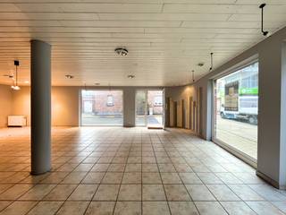 Centraal gelegen handelspand gelegen in een hoekgebouw in de Kerkstraat te Heist. Vrij recent en klein gebouw nabij de Bolle, het markplein en...