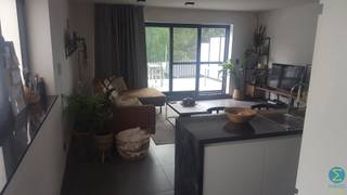 <strong>Mooi 2-slaapkamer duplex appartement met achterliggende garagebox. </strong><br /><br /><span>Indeling:</span> inkom, apart toilet, woonkamer met open keuken en toegang tot mooi zonnig terras, berging/wasplaats. Via een vaste houten trap bereikt u het verdiep alwaar zich 2 slaapkamers en badkamer bevinden. Achteraan het gebouw is nog een aparte garagebox + buiten staanplaats. Verwarming: warmtepomp lucht/water <br /><br /><span>Gemeenschappelijke kosten:</span> provisie van € 50 per maand<br /><br /><span>Beschikbaar:</span> 1 februari 2026<br /><br /><span>EPC:</span> 81,26 kWh/m² - uc: 13036-G-5565/EP11928/B912/D01/SD003<br /><br /><span>Specificaties:</span><br />* Hemelwaterrecuperatie voor gastentoilet<br />* CV: warmtepomp lucht/water (vloerverwarming)