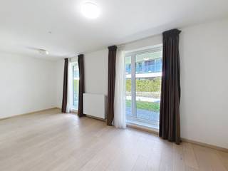<p><strong>ETTERBEEK – Tussen Montgomery, Merode en het Jubelpark, ideaal gelegen, in een recent complex "Aquila Garden", ONGEMEUBILEERD appartement van ±45m² aan de binnenzijde van het project, gelegen op het gelijkvloers bestaande uit een inkomhal met apart toilet, woonkamer van ±30m² met volledig uitgeruste open keuken (oven, kookplaat, dampkap, koelkast/vriezer, vaatwasser) en met toegang tot het terras van ±10m², en-suite douchekamer (douche, wastafel), kelder. Vaste kosten van € 105/maand (gemeenschappelijke delen). EPC C-! Onmiddellijk beschikbaar! Afmetingen worden ter indicatie gegeven.</strong></p>
<p><span>Op het gelijkvloers:</span></p>
<ul>
<li>Inkomhal met apart toilet</li>
<li>Woonkamer van ±30m² (7,2 x 4,4) met toegang tot het terras van ±10m²</li>
<li>Volledig uitgeruste open keuken (oven, kookplaat, dampkap, koelkast/vriezer, vaatwasser)</li>
<li>Douchekamer (douche, wastafel)</li>
</ul>
<p>Kelder nr. C23</p>
<p>Vaste kosten van € 105/maand (gemeenschappelijke delen)</p>