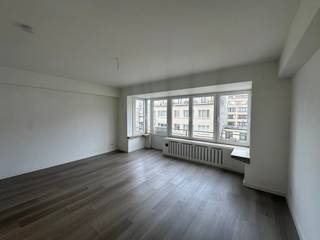 Dit gezellige duplex appartement is gelegen op de zevende verdieping van een goed onderhouden gebouw in de Koningsstraat 24. Het beschikt over 2 slaapkamers en is onmiddellijk beschikbaar. Er is een lift aanwezig in het gebouw. <br />De huurprijs bedraagt €795 per maand, met een bijkomende kost van €50 voor de algemene onkosten en voorschot €100 voor verwarming en water per maand.<br />Dit appartement is ideaal voor een alleenstaande of een stel dat op zoek is naar een comfortabele en goed gelegen woning in Oostende. <br />Contacteer ons voor meer informatie of om een bezichtiging in te plannen!