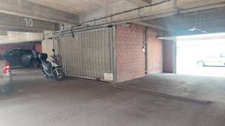 Deze parkeerplaats is gelegen op de binnenplaats  van een appartementsgebouw<br />nabij de Torhoutsesteenweg op centrale ligging in een woonwijk. <br /><br />Voorzien met een automatische poort aan de straatkant.<br /><br />De parking nummer 10 is een open overdekte plaats met ruimte voor 1 wagen.<br />Standaard parkeerplaats <br /><br />Vraagprijs van 12.500 euro<br /><br />Verdere informatie en bezoeken via kantoor <br /><br /> 