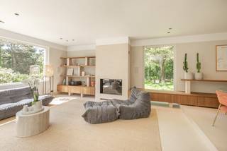 Deze karaktervolle villa, gelegen in 2de lijn, biedt u een ongeëvenaard en uniek luxegevoel in een groene leefomgeving vlakbij het centrum van...