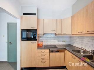 <p><strong>Casalina Real Estate biedt exclusief te koop aan:</strong><br />Een comfortabel appartement van <strong>95 m²</strong> (conform het PEB-certificaat), gelegen op de <strong>tweede verdieping</strong> van een goed onderhouden gebouw uit <strong>2003</strong>, voorzien van een <strong>lift</strong>.</p>
<p>Gelegen in een <strong>strategische buurt</strong> met winkels, scholen en openbaar vervoer in de onmiddellijke nabijheid, biedt dit appartement een uitstekende bereikbaarheid van het <strong>centrum van Brussel</strong> en omliggende wijken.</p>
<p><strong>Indeling van het appartement</strong></p>
<ul>
<li>Inkomhal</li>
<li>woonkamer</li>
<li>Eetkamer met toegang tot een <strong>terras van 15 m²</strong> – ideaal voor gezellige maaltijden of ontspanning</li>
<li>Twee goed ingedeelde slaapkamers met elk hun bad/douchekamer, perfect voor een gezin of koppel</li>
<li>Volledig uitgeruste keuken</li>
<li>Berging - wasplaats met individuele verwarmingsketel</li>
<li>Fietsenstalling in het gebouw aanwezig</li>
<li>Geen staanplaats of kelder aanwezig</li>
</ul>
<p><strong>Extra troeven</strong></p>
<ul>
<li>Videofooninstallatie</li>
<li>Elektrische keuring conform en geldig tot 15/11/2026</li>
</ul>
<p><strong>Informatie over de syndicus<br /></strong>Provisie lasten : 132,10/maand , provisie reservefonds : 28,85/maand<br />Elektriciteit en verwarming privatief.</p>
<p><strong>Wettelijke informatie</strong></p>
<ul>
<li><strong>PEB-score: D+</strong></li>
<li><strong>Energieverbruik:</strong> 156 kWh/m²/jaar</li>
<li><strong>Verwarming:</strong> individuele installatie op <strong>aardgas</strong></li>
</ul>
<p><strong>Verkoop zonder zorgen?</strong><br />Vraag naar onze voorwaarden voor een <strong>zorgeloze verkoop</strong> van uw eigendom.</p>
<p><strong>Meer info of een bezoek plannen?<br /></strong>Surf naar www.casalina.be, mail ons via <strong>info@casalina.be</strong></p>
<p><em>Alle vermelde informatie en oppervlaktes zijn louter indicatief en niet bindend.</em></p>