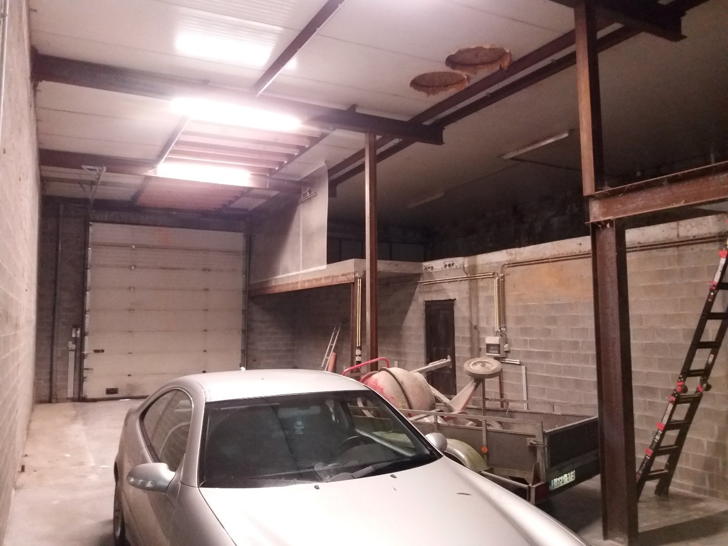 Centraal gelegen loods nabij invalswegen en centrum Waregem! - foto 3