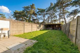 <p>🌿 Instapklaar gelijkvloers appartement met 2 slaapkamers en zonnige tuin</p><p>Dit verzorgde gelijkvloers appartement combineert comfort, licht en een uitzonderlijke buitenruimte. Ideaal voor wie op zoek is naar een praktische woonst met een grote tuin en een aangename indeling. Voor families die graag dicht bij elkaar wonen is er ook de mogelijkheid om de eerste verdieping erbij aan te kopen!</p><p>🏡 Indeling &amp; wooncomfort<br />Bij het betreden van het appartement komt u in een ruime en lichtrijke living met een frisse uitstraling. De moderne, volledig geïnstalleerde keuken sluit mooi aan op de leefruimte en biedt toegang tot een praktische wasruimte.<br />Het appartement beschikt over twee volwaardige slaapkamers en is volledig betegeld, wat zorgt voor een onderhoudsvriendelijk geheel. Dankzij de uitstekende staat is dit appartement meteen instapklaar.</p><p>🌳 Tuin &amp; buitenruimte<br />De absolute troef is de prachtige, grote tuin van maar liefst 130 m² met zuidwestelijke oriëntatie, ideaal om de hele dag van de zon te genieten. Achteraan de tuin bevindt zich bovendien een ruim tuinhuis, perfect voor extra opslag of hobbyruimte.</p><p>🔌 Energie &amp; technische informatie<br />EPC: C<br />Zeer goed onderhouden appartement<br />Instapklaar en zonder renovatieverplichtingen</p><p>📍 Ligging<br />Gelegen op een steenworp van het centrum. Er is verderop in de straat een basisschool en een warme bakker aanwezig! </p><p>Wenst u meer informatie of had u graag een bezichtiging gewenst? Info@markasa.be<span></span> of 03/827.72.92</p>