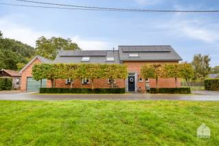 OMSCHRIJVING:<br />- GELIJKVLOERS: Inkomhal met vestiairenis, vaste trap naar de verdieping en gastentoilet. Ruime woonkamer met knus zitgedeelte (5,98 x 4,50 m) rond de sierhaard met pelletkachel en grote ramen die uitgeven op de achterliggende tuin. Smaakvol ingerichte eetkamer (5,83 x 4,40 m), open leefkeuken (4,48 x 3,12 m), uitgerust met gasfornuis, RVS-afzuigkap, oven, RVS-spoelbak, vaatwasser en koelkast. Dankzij de grote raampartijen aan de achterzijde geniet men vanuit de leefruimtes van een weids uitzicht over het eigen perceel, wat het landelijke karakter van de woning extra tot zijn recht laat komen.<br />Aan de voorzijde bevinden zich een handige berging en een veelzijdige ruimte (4,48 x 3,29 m), ideaal als bureau, hobbykamer of extra leefruimte, met een rechtstreekse toegang naar buiten.<br />Vanuit de eetkamer leidt een vestiaire naar de aanpandige garage (7,00 x 4,00 m), voorzien van een automatische sectionale poort en een toegangsdeur naar het terras. Een vaste trap vanuit de garage biedt toegang tot een mooi afgewerkte en ingerichte speelkamer of hobbyruimte op de verdieping.<br />- VERDIEPING: Ruime verloop, slaapkamer 1 (3,70 x 3,70 m) met vaste kastenwand, badkamer 1 (3,73 x 2,33 m) met ligbad, toilet en badkamermeubel met dubbele lavabo, wasplaats/berging (3,20 x 2,10 m) met cv. Slaapkamer 2 (3,80 x 3,00 m), ingericht als doorloopslaapkamer, slaapkamer 3 (4,40 x 2,60 m), die tal van mogelijkheden biedt als kinder-, logeer- of hobbykamer. Badkamer 2 (2,70 x 2,10 m) met inloopdouche en badkamermeubel. Slaapkamer 4 (4,50 x 3,70 m) met mooi uitzicht over het uitgestrekte perceel.<br />- KELDER: Droge voorraadkelder (2,86 x 2,86 m) onder de inkomhal.<br />- BIJGEBOUWEN: Houten tuinberging (6,00 x 3,50 m) met voldoende ruimte voor het opbergen van tuingereedschap en overdekte bergruimte (6,00 x 3,80 m). Centraal op het perceel bevindt zich een gemetselde schuur (6,00 x 5,00 m), ingericht met twee paardenboxen. Aan weerszijden zorgen overdekte schuilplaatsen (telkens 6,00 x 4,00 m) voor extra beschutting en gebruiksgemak. Een bijzonder praktische buiteninfrastructuur voor paardenliefhebbers en wie volop wil genieten van het leven op het platteland.<br />- TUIN: De tuin vormt een absolute troef van dit eigendom met voldoende ruimte om in alle rust te genieten van het buitenleven. Langs de achtergevel strekt zich een aangenaam terras uit, voorzien van zonneluifel. Het volledig omheinde perceel biedt tal van mogelijkheden voor paardenliefhebbers en het houden van andere dieren, met ruimte om zowel buiten te grazen als beschut in de schuur te verblijven. De karaktervolle notenboom zorgt voor natuurlijke schaduw en extra charme.<br /><br />BIJKOMENDE INFORMATIE<br />- Bouwjaar: 1954 - totaalrenovatie 2003<br />- Energiewaarde: Energiezuinige woning met 14 zonnepanelen en een EPC van 158 kWh/m² - label B (geen renovatieverplichting!).<br />- Verwarming: CV-ketel op aardgas. Vloerverwarming op het gelijkvloers in de woonruimtes. Verdieping voorzien van radiatoren.<br />- Tuin: Regenwaterput 10.000 liter en aan de voorzijde een wadi.<br />- Ligging: Gelegen in een rustige, doodlopende woonstraat met slechts drie eigendommen, net<br />buiten het centrum van Sint-Huibrechts-Lille. Op slechts enkele autominuten van Overpelt, Neerpelt, Hamont-Achel, Bocholt, Bree en de Nederlandse grens.<br /><br />TROEVEN:<br />- Instapklare, smaakvol ingerichte langgevelhoeve met veel natuurlijke lichtinval en open zicht op de tuin.<br />- Ruime, energiezuinige woning met bureau, 4 slaapkamers en 2 badkamers.<br />- Authentieke, landelijke charme met karaktervolle bogen en sfeervolle schouw.<br />- Rustige ligging in een doodlopende straat met de woning vooraan op het perceel en een optimaal benutbare tuin.<br />- Riant perceel van 76 are met paardenboxen en overdekte schuilplaatsen. Ideaal voor paardenliefhebbers en het houden van andere dieren.