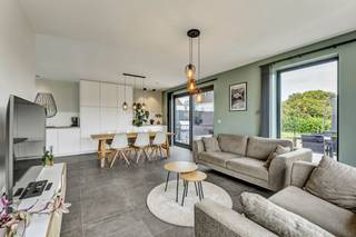 <p>In <strong>een gegeerde en kindvriendelijke woonwijk</strong> in Appelterre bevindt zich <strong>deze recente en uiterst energiezuinige woning. </strong>Het gebouw dateert van <strong>2019</strong> en<strong> voldoet aan de strenge energienormen van vandaag.</strong> Een school, winkel en openbaar vervoer bevinden zich op een steenworp afstand, terwijl het centrum van Ninove op slechts 10 minuten rijden bereikbaar is. De woning verkeert in absolute nieuwstaat en vormt <strong>de ideale keuze voor jonge gezinnen of koppels die op zoek zijn naar hedendaags wooncomfort op een uitzonderlijk rustige locatie.</strong> Het gelijkvloers omvat een inkomhal, een gastentoilet, een ruime en kwalitatief afgewerkte keuken met eetplaats en maatwerkkasten, een lichtrijke open leefruimte met salon en een polyvalente ruimte die perfect kan dienen als bureau, speelkamer of hobbyruimte. Op het verdiep bevinden zich een nachthal, <strong>vier volwaardige slaapkamers,</strong> een badkamer en een praktische wasplaats. Buiten geniet men van <strong>een ruime oprit, een gezellig terras en een aangename tuin.</strong> Bovendien bestaat de mogelijkheid om een carport te plaatsen. Vloerverwarming op warmtepomp - Buitenschrijnwerk in aluminium dubbel glas - <strong>Zonnepanelen </strong>aanwezig. (Maatregelenregister in aanvraag)</p>