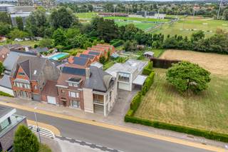 Op wandelafstand van het centrum van Waregem en met een vlotte verbinding naar de E17 ligt dit verrassend ruime, perfect onderhouden huis op een oppervlackte van ca. 746m² met een multifunctioneel atelier van ca. 170 m².<br /><br />Dankzij het ruime atelier biedt dit huis tal van mogelijkheden. Ideaal voor zelfstandigen, vrije beroepen of hobbyisten die werk en privé willen combineren, maar evengoed voor gezinnen die op zoek zijn naar extra ruimte voor een hobby, atelier of opslag. <br /><br />Indeling:<br /><br />Op het gelijkvloers bevindt zich een lichtrijke leefruimte met vloerverwarming en een stijlvolle natuurstenen vloer,en een volledig uitgeruste keuken. <br /><br />Op de eerste verdieping bevinden zich drie ruime slaapkamers afgewerkt in parket, een badkamer met ligbad en douche, een apart toilet.<br /><br />De afgewerkte zolderverdieping is ingericht als vierde slaapkamer met een eigen toilet. Deze ruimte leent zich eveneens perfect als logeerkamer, thuiskantoor of polyvalente hobbyruimte.<br /><br />Comfort en energiezuinig wonen:<br />-  Gunstig EPC C<br />- Lucht-waterwarmtepomp<br />- Zonneboiler<br />- Regenwaterput van 10.000 liter<br />- Conforme elektrische installatie<br /><br />Interesse? Contacteer Isabel Lambert 0472183804 of isabel.lambert@dewaele.com<br /><br /><br />Bestuursmaatregelen in het maatregelenregister: in aanvraag