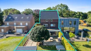 Soms kom je een woning tegen waar alles gewoon klopt. Geen grote verbouwingen, geen stress over energiefacturen, maar wel alle ruimte om je eigen stempel te drukken. Stokskesstraat 28 in Tielt-Winge is precies zo’n plek. Een instapklare halfopen bebouwing in een buurt waar buren nog elkaars naam kennen en rust de standaard is.<br /><br />Binnen merk je meteen dat dit huis met zorg is bewoond. Het hart van de woning? De royale leefkeuken. Dit is niet zomaar een plek om te koken, maar de plek waar de dag begint met koffie aan de tafel en eindigt met goede gesprekken terwijl de potten nog op het vuur staan.<br /><br />Met drie ruime slaapkamers heb je momenteel plek zat, maar de echte troef zit hogerop. De zolder biedt de mogelijkheid om door te groeien naar maar liefst vijf slaapkamers en een tweede badkamer. Of je nu droomt van een riante home-office, een gameroom of een extra verdieping voor de kinderen: hier kan het.<br /><br />Over de techniek hoef je niet na te denken. Met een gunstig EPC-label B en zonnepanelen op het dak woon je hier met een gerust hart. Je rijdt binnen via de manuele poort en parkeert met gemak in het grote bijgebouw van 45m². Die laatste is trouwens veel meer dan alleen een garage; het is de ideale plek voor de oldtimer, een uit de hand gelopen hobby of simpelweg bergruimte die je nooit tekortkomt.<br /><br />En dan is er nog de tuin. Groot genoeg voor een stevige barbecue en een speelparadijs voor de kinderen, maar vooral een plek waar je in alle privacy kunt genieten van de buitenlucht.<br /><br />Kortom: Instapklaar: Verhuizen, uitpakken en genieten en gelegen in een van de meest gegeerde straten van Tielt-Winge.<br /><br />Bij We Invest Demervallei bekijken we vastgoed graag net even anders. Geen gladde praatjes, maar een eerlijk beeld van jouw toekomstige thuis.<br /><br />Wil je zelf ervaren of dit de plek is waar jij je meubels ziet staan? Geef Niels een seintje voor een bezoek.<br /><br />niels.wouters@weinvest.be<br />0488 33 81 47