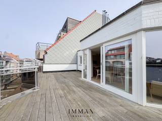 Deze exclusieve penthouse, met zijn uitzonderlijke breedte en riante terrassen, is ideaal gelegen op een toplocatie vlakbij de zee en de Lippenslaan. Het appartement beslaat een volledige verdieping en verwelkomt u via een inkomhal die uitgeeft op een ruime en lichtrijke leefruimte met open keuken. Vanuit deze leefruimte heeft u directe toegang tot het uitzonderlijk groot westgericht terras vooraan, waar u in alle rust en privacy kunt genieten. Verder beschikt het appartement over drie volwaardige slaapkamers, elk met toegang tot het terras achteraan. De master bedroom is voorzien van een ensuite badkamer. Daarnaast is er een aparte douchekamer, wat zorgt voor extra comfort. <br />De volledige renovatie was in 2023. Sindsdien werd het nauwelijks gebruikt dus alles ruikt nog naar nieuw.<br />Het appartement werd ook voorzien van ingebouwde airconditioning.<br /><br />Dit unieke en prachtige appartement werd met uitzonderlijke zorg en een verfijnd oog voor detail afgewerkt, waarbij hoogwaardige materialen en een harmonieuze afwerking centraal staan. Elk element werd doordacht gekozen om een gevoel van comfort, elegantie en tijdloze klasse te creëren. Bovendien geniet het appartement van een absolute toplocatie, waar rust, bereikbaarheid en een aangename leefomgeving perfect samenkomen.<br /><br />Kelderberging inbegrepen en mogelijkheid tot aankoop van een tandem (2) autostaanplaatsen in dezelfde residentie.<br />Stedenbouwkundig uittreksel in aanvraag.<br /><br />Aarzel niet om ons te contacteren voor meer info: tel.: 050 62 44 14 of via knokke@immax.be