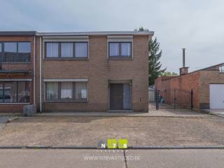 <span><strong>HALFVRIJSTAANDE WONING MET 4 SLAAPKAMERS OP EEN PERCEEL VAN 4A 98CA TE MAASMECHELEN<br /><br />TROEVEN<br /></strong><span>- Ruime halfvrijstaande woning met 4 volwaardige slaapkamers.</span><br /><span>- Ideaal als gezinswoning met veel potentieel om naar eigen smaak te moderniseren.<br /></span>- Belangrijke renovaties/vernieuwingen uitgevoerd tussen 2013 en 2021 (dakrenovatie, nieuwe ramen en rolluiken,<br />vernieuwde keuken en badkamer, pleisterwerken op de eerste verdieping, nieuwe vloeren in de slaapkamers<br />en nieuwe binnendeuren).<br /><span>- Gunstige en rustige ligging in een residentiële woonomgeving.</span><br /><span>- Gelegen op korte afstand van natuur- en wandelgebieden zoals Nationaal Park Hoge Kempen.</span><br /><span>- V</span><span>olledig omheinde tuin.<br /></span>- Groot terras.<br />- Ruime beklinkerde oprijlaan.<br /><span>- Garage.</span><br /><strong><br />KELDERVERDIEPING -01 (39,27 m²)<br /></strong>- Kelderruimte (3,30 m x 11,90 m = 39,27 m²): CV-installatie op stookolie, betonvloer.<strong><br /><br />GELIJKVLOERS 00 (95,89 m²)<br /></strong>- Inkomhal (3,90 m x 3,30 m = 12,87 m²): trap naar de eerste verdieping en trap naar de kelderverdieping, tegelvloer.<br />- Woonkamer (4,00 m x 7,50 m = 30,00 m²): bestaande mooie schouw en aansluiting voor een kachel, automatische rolluik, steentapijt.<br /></span>- Eetplaats (<span>4,00 m x 3,30 m = 13,20 m²): automatische rolluik, steentapijt.</span><br /><span>- Keuken (3,20 m x 3,30 m = 10,56 m²): keukenwand 1 (onder- en bovenkasten, lades, spoelbak), keukenwand 2 (onder- en bovenkasten), rolluik, steentapijt.<br /></span>- Badkamer <span>(1,50 m x 3,30 m = 4,95 m²): badkamermeubel (lavabo, onderkast, kolomkast), douche, volledig betegeld met wandtegels, tegelvoer.<br /></span>- Veranda/keuken <span>(3,85 m x 5,90 m = 22,71 m²): keukenwand (onder- en bovenkasten, lades, keramische kookplaat, dampkap, koelkast), aansluiting voor vaatwasser, deur die toegang geeft tot de tuin, rolluik, tegelvloer.</span><br /><span>- Toilet (1,60 m x 1,00 m = 1,60 m²): zittoilet, tegelvloer.</span><br /><br /><span><strong>VERDIEPING</strong> <strong>+01 (47,89 m²)</strong></span><br /><span>- Overloop (1,25 m x 2,40 m = 3,00 m²): tegelvloer.<br />- Slaapkamer 1 (2,90 m x 1,55 m + 1,70 m x 1,40 m = 6,87 m²): rolluik, tegelvloer.<br />- Slaapkamer 2 (4,00 m x 4,15 m = 16,60 m²): rolluik, tegelvloer.<br />- Slaapkamer 3 (4,00 m x 3,30 m = 13,20 m²): rolluik, tegelvloer.<br />- Slaapkamer 4 (3,30 m x 1,90 m + 1,00 x 1,95 m = 8,22 m²): rolluik, tegelvloer.</span><br /><br /><span><strong>EXTERIEUR</strong></span><br /><span>- Omheinde tuin.<strong><br /></strong>- Terras (4,80 m x 8,90 m = 42,72 m²)<br />- Garage (3,40 m x 6,50 m = 22,10 m²)<br />- Beklinkerde oprijlaan.<br />- Metalen toegangspoort.<br /><br /><strong>EXTRA INFORMATIE <br /></strong><span>Dit pand kan onderhevig zijn aan de renovatieverplichting die door de Vlaamse overheid wordt opgelegd voor residentiële gebouwen. <br />Alle informatie kunt u terugvinden via https://www.vlaanderen.be/een-woning-kopen/renovatieverplichting-voor-residentiele-gebouwen-vanaf-2023.<br /></span><br />Bekijkt u deze advertentie via een aanverwante vastgoedsite, surf dan zeker naar onze website <strong>www.N78vastgoed.be</strong> voor een uitgebreide beschrijving en foto's. <strong>Meer info: +32 (0)89 86 18 88 of info@N78vastgoed.be.</strong></span>