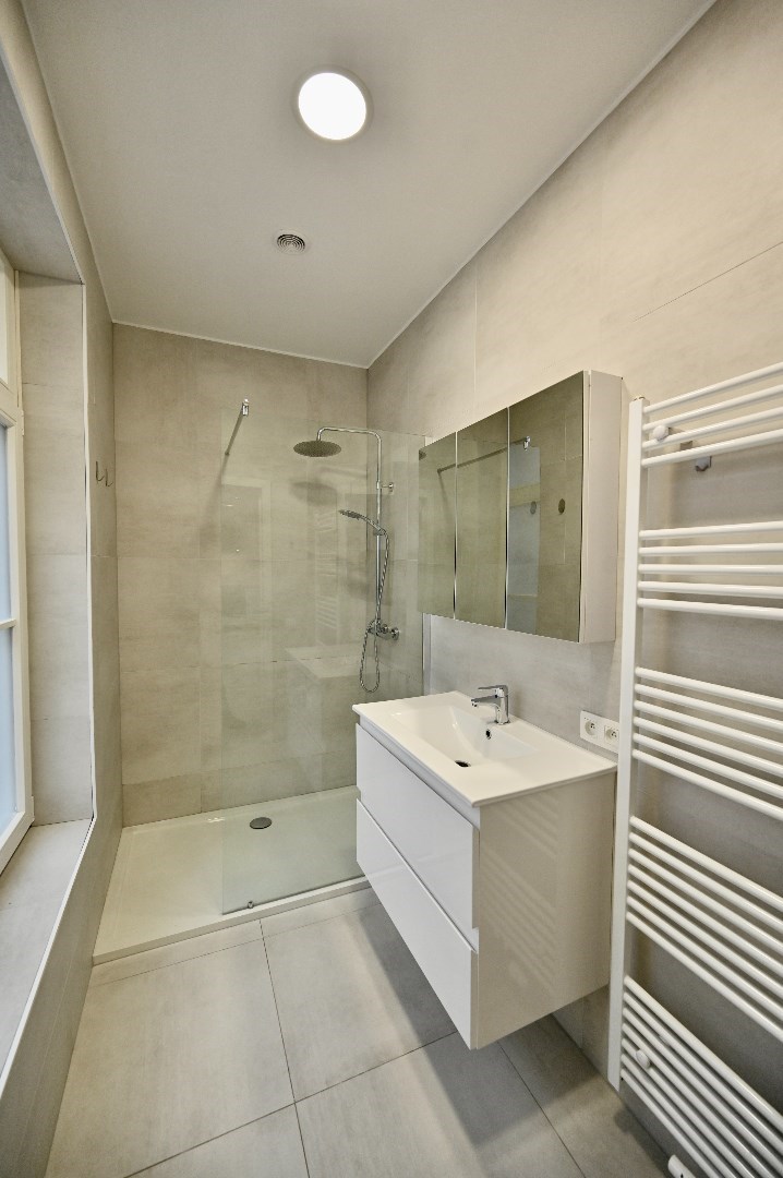 KNAP GERENOVEERDE CENTRAAL GELEGEN GELIJKVLOERSE STUDIO - foto 4