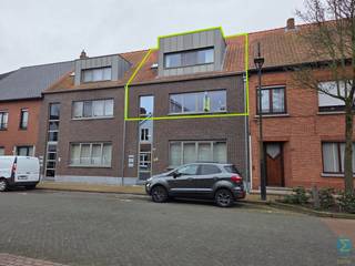 Instapklaar ruim duplex appartement met 2 slaapkamers, 2 terrassen en carport.Welkom in dit energiezuinige duplexappartement. Bij het binnenkomen...