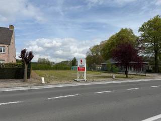 Ben je op zoek naar een bouwgrond nabij het centrum van Wetteren waar je jouw droomwoning kan realiseren? Zoek niet verder. Deze bouwgrond op de Dendermondesteenweg heeft wat jij zoekt. <br /><br />Mogelijkheden/bouwvoorschriften:<br />- 3,5m zijdelingse ruimte<br />- Oprichten van een halfopen bebouwing <br />- Kroonlijsthoogte tussen 6m en 6,3m ten opzichte van de vloerpas<br />- 2 bouwlagen (8m breed op 15m diep op gelijkvloers en 8m breed op 12m diep op de eerste verdieping) + zolder<br />- Bij het gezamenlijk bouwen van twee woningen is het mogelijk om platte daken te voorzien. Zo niet, dan is er een hellingsgraad van 45° vereist.<br /><br />Bijzonderheden:<br />- Onmiddellijk mogelijk om te starten met de bouw<br />- Verkavelingsvergunning en verkoopbaarheidsattest aanwezig<br />- Goede ligging tussen het centrum van Wetteren en het Dorp in Schellebelle<br /><br />Mis deze kans niet en vraag vandaag nog informatie aan via jill.de.deurwaerdere@albert.immo of 0495 69 61 64. <br /><br />Bij Albert kom je thuis