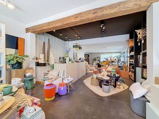 Dit prachtig gebouw met gemengd gebruik situeert zich in de schaduw van de kerktoren te Oombergen, in de onmiddellijke omgeving van de N42 en N46. Ook openbaar vervoer, scholen, winkels, ... bevinden zich vlakbij. Het gebouw heeft enorm veel charme en werd piekfijn gerenoveerd in een gemixte stijl van authenticiteit en modern en dit met oog voor detail en functionaliteit. Deze eigendom is de uitgelezen kans voor wie op zoek is naar de combinatie van stijlvol wonen met een winkelruimte, zelfstandig of vrij beroep, kangoeroe wonen, ... en zo veel meer!<br />Indeling: gelijkvloers: open handelsruimte met gepolierde betonvloer, garage met doorrij mogelijkheid (momenteel eveneens ingericht als winkel en afgesloten met automatische stalen glasdeur), achteraan nog een kitchenette met toilet en extra berg- of stockruimte.<br />Eerste verdieping: via de prachtige traphal komt men in de open leefruimte met authentieke schouw, eetplaats, afzonderlijke bureau, open keuken ingericht met toestellen en aansluitend een zonnig terras, berging, toilet, slaapkamer met bergruimte en douchekamer (douchekamer nog in te richten, voorzieningen reeds aanwezig).<br />Tweede verdieping: masterbedroom met open dressing, badkamer met vrijstaand ligbad, grote lavabo, douche en toilet, er is eveneens nog een technische ruimte op deze verdieping. Zowel de eerste als de tweede verdieping zijn afgewerkt met parketvloer. Verder is er nog een kelder aanwezig.<br />Buiten: uiterst gezellig en ruim terras, afgesloten tuin grenzend aan weide, oriëntatie op het westen.<br />UNIEKE EIGENDOM MET BREDE WAAIER AAN MOGELIJKHEDEN EN EEN JUISTE PRIJS-KWALITEITVERHOUDING!! <br />CV aardgas, zonneboiler, houten ramen met HR-glas, muren en dak geïsoleerd, verdiepingen met houten roostering. EPC: 224 kWh/(m² jaar), energielabel C, bewoonbare oppervlakte volgens EPC: 274 m² (kelder en garage niet inbegrepen), KI: €1.070, asbestveilig, elektrische installatie conform het AREI. <br />Woongebied met landelijk karakter, agrarisch gebied, vergunning uitgereikt, geen rechterlijke of bestuurlijke maatregel opgelegd, geen voorkooprecht, geen verkavelingsvergunning uitgereikt. Geen risicozone voor overstromingen, P-score A, G-score A. <br />U kan de beschikbare attesten bij verkoop downloaden via de website janssens-leroy.be.