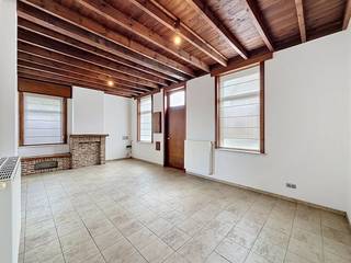 Opgefriste woning te huur met 3 slaapkamers en ruime garage.Deze instapklare woning werd recent opgefrist en biedt een praktische indeling met...