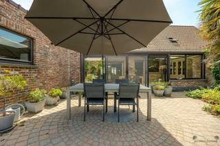 <h1><span>Achter deze karaktervolle gevel wacht een woning die u zal verrassen.</span></h1><p><span>Van buitenaf straalt deze woning authenticiteit uit, maar eenmaal binnen ontdekt u vooral ruimte, licht en een aangename woonbeleving. </span></p><p><span>De leefruimte baadt in het natuurlijke licht dankzij de grote raampartijen die uitkijken op de groene tuin. Hier is het heerlijk thuiskomen na een drukke dag, gezellig tafelen met vrienden of genieten van een rustige zondagnamiddag. De verbinding met de keuken zorgt voor een gezellige en praktische indeling waarin het dagelijkse leven zich moeiteloos afspeelt.</span></p><p><span>De keuken biedt alle comfort voor wie graag kookt. Dankzij de doordachte inrichting blijft er voldoende werk- en opbergruimte over, terwijl u steeds in contact blijft met de leefruimte en de tuin.</span></p><p><span>Op de verdieping bevinden zich drie volwaardige slaapkamers. Elke kamer geniet van een aangename lichtinval en biedt voldoende ruimte om in te richten als slaapkamer, kinderkamer, bureau of hobbyruimte. Zo groeit deze woning moeiteloos mee met de noden van haar toekomstige bewoners.</span></p><p><span>Een absolute troef is de buitenruimte. De zonnige, volledig private tuin vormt een verlengstuk van de woning en nodigt uit om elk seizoen optimaal te beleven. Of u nu kiest voor een barbecue met vrienden, een rustig ontbijt in de ochtendzon of een spelende kinderschare op het gazon, hier geniet u elke dag van rust en groen. </span></p><p><span>Ook op praktisch vlak scoort deze woning uitstekend. De ruime garage biedt plaats voor uw wagen, fietsen en extra opslag, terwijl de aanwezige zonnepanelen bijdragen aan een energiezuinige en toekomstgerichte woonervaring.</span></p><h3><span>Waarom u deze woning wilt bezoeken</span></h3><ul><li><span>Verrassend ruime gezinswoning</span></li><li><span>Lichtrijke leefruimte met zicht op de tuin</span></li><li><span>Drie slaapkamers</span></li><li><span>Grote, zonnige tuin met totale privacy</span></li><li><span>Ruime garage en praktische bergruimte</span></li><li><span>Zonnepanelen voor een lagere energiekost</span></li><li><span>Ideale combinatie van karakter, comfort en ruimte</span></li></ul><p><span>Deze woning is geen standaard huis, maar een plek waar u meteen de mogelijkheden voelt. Een woning die uitnodigt om er uw eigen verhaal te schrijven, in een aangename woonomgeving in Hamme.</span></p><p><span>Plan vandaag nog uw bezoek en ontdek zelf waarom deze woning zoveel meer is dan wat u van buitenaf vermoedt.</span></p>