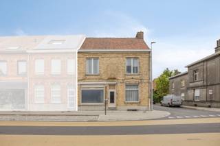 <p><span><span>Bent u op zoek naar een uitzonderlijk ruime woning met tal van mogelijkheden? Dan is deze halfopen bebouwing aan de Dikkebusseweg 100 in Ieper beslist een bezoek waard. Met een bewoonbare oppervlakte van maar liefst <strong>431 m²</strong> op een perceel van <strong>411 m²</strong> biedt deze eigendom alle ruimte voor een groot gezin, een zelfstandige activiteit of een combinatie van wonen en werken.<br /><br />Via de inkomhal bereikt u de leefruimte, bestaande uit een de woonkamer en een aparte eetkamer. Aansluitend bevinden zich de keuken en een lichtrijke veranda waar 1 groot geheel van kan gemaakt worden met extra uitbreidingsmogelijkheden. Op het gelijkvloers vindt u bovendien een volwaardige slaapkamer en badkamer, waardoor de woning ook perfect geschikt is voor wie gelijkvloers wil wonen.<br /><br />Daarnaast beschikt de woning over een praktische berging, een polyvalente ruimte die zich uitstekend leent als bureau, praktijkruimte, hobbykamer of extra opslagruimte, én een ruime garage met elektrische poort die aansluit op een ruim en zonnig terras.<br /><br />Op de eerste verdieping bevinden zich drie ruime slaapkamers. De vaste trap naar de zolder biedt bovendien de mogelijkheid om extra slaapkamers, een hobbyruimte of een thuisbureau te creëren, zodat de woning volledig kan meegroeien met uw woonwensen.<br />Ook op vlak van energie heeft deze woning heel wat te bieden. Ze werd in 2015 grotendeels vernieuwd en is uitgerust met <strong>24 zonnepanelen</strong> en <strong>twee thuisbatterijen</strong>, wat zorgt voor een lagere energiekost en een duurzaam, toekomstgericht wooncomfort.<br /><br />Naast de beschikbare volumes geniet deze eigendom ook van een bijzonder gunstige ligging. De woning bevindt zich langs de vernieuwde Dikkebusseweg, op slechts enkele minuten van het historische centrum van Ieper. Winkels, scholen, horeca, sportfaciliteiten en openbaar vervoer bevinden zich in de nabije omgeving, terwijl u dankzij de vlotte verbindingen snel richting Heuvelland, Poperinge en de A19 rijdt. De recente heraanleg van de Dikkebusseweg, met veilige fiets- en voetpaden, verhoogt bovendien het dagelijkse wooncomfort en de verkeersveiligheid.<br /><br />De voormalige handelsfunctie van het pand biedt bovendien interessante perspectieven voor zelfstandigen, vrije beroepen of ondernemers die wonen en werken op één locatie willen combineren.<br /><br />Gezien de ligging, de lengte (50 m) en breedte van de woning (8m) kan dit mogelijk een opportuniteit zijn voor <strong>bouwpromotoren of projectontwikkelaars. </strong><br /><br /><u><em><strong>Troeven van deze woning:</strong></em></u></span></span></p>
<ul>
<li><span><span>Halfopen bebouwing op een perceel van 411 m²;</span></span></li>
<li><span><span>Uitzonderlijke bewoonbare oppervlakte van 431 m²;</span></span></li>
<li><span><span>4 volwaardige slaapkamers;</span></span></li>
<li><span><span>Slaapkamer en badkamer op het gelijkvloers;</span></span></li>
<li><span><span>Polyvalente ruimtes voor bureau, praktijk of hobby;</span></span></li>
<li><span><span>Voormalige handelswoning met tal van mogelijkheden;</span></span></li>
<li><span><span>Garage met elektrische poort;</span></span></li>
<li><span><span>Zonnig terras met tuinhuis;</span></span></li>
<li><span><span>Vaste trap naar een ruime zolder met uitbreidingsmogelijkheden;</span></span></li>
<li><span><span>Grotendeels vernieuwd in 2015;</span></span></li>
<li><span><span>24 zonnepanelen en twee thuisbatterijen (ook 50 A beschikbaar); </span></span></li>
<li><span><span>Uitstekende bereikbaarheid en nabij het centrum van Ieper;</span></span></li>
<li><span><span>Ideaal voor grote gezinnen, zelfstandigen of wie op zoek is naar veel ruimte en flexibiliteit;</span></span></li>
</ul>
<p><span><span>Deze eigendom combineert uitzonderlijke ruimte, veelzijdigheid, energiezuinigheid en een strategische ligging. Een unieke opportuniteit voor wie op zoek is naar een woning met karakter én toekomstmogelijkheden.<br />Maak vandaag nog een afspraak en ontdek zelf het potentieel van deze bijzondere woning.<br /><br />Bel 051/50 11 51 of mail naar info@diksimmo.be en ontdek uw nieuwe thuis in hartje Ieper.</span></span></p>
