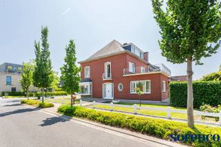 Ruime, op te frissen half open bebouwing op een uitstekende locatie in Aartselaar. Gelegen in een zeer rustige buurt en op wandelafstand van...