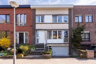 <strong>Charmante woning gelegen in de gegeerde Oosterveldwijk vlakbij Park den Brandt. De buurt biedt het perfecte evenwicht tussen rust en bereikbaarheid, met scholen, winkels, parken, ziekenhuizen en belangrijke invalswegen in de directe nabijheid.</strong><strong><br /><br />INDELING:</strong><br />
<p>Bij binnenkomst via de INKOMHAL, die voorzien is van een apart gastentoilet, krijgt u toegang tot de aangename en lichtrijke L-vormige LEEFRUIMTE ca. 53m² op parket met sierschouw. Aansluitend bevindt zich de keuken. Zowel de leefruimte als de keuken geven direct uit op het zonnige overdekte TERRAS en de zonnige TUIN, waar het heerlijk genieten is.</p>
<p>Via de houten trap bereikt u de verdieping met een centrale nachthal, voorzien van een lichtkoepel en een apart toilet. De MASTERBEDROOM ca.3,60m x 4,57m is uitgerust met ingemaakte kasten en beschikt over een ensuite BADKAMER ca. 2,30m x 2,50m met twee lavabo's en een inloopdouche. Verder beschikt de verdieping over twee extra SLAAPKAMERS (ca. 11,30m² en 9m²) met een ingemaakte kast en is er een extra dressingkamer/bureau ca. 6m² met lichtkoepel.</p>
<p>De woning is volledig onderkelderd met een goede stahoogte en biedt plaats aan een chillroom/polyvalente ruimte (voorzien van verwarming en daglicht), diverse opbergruimtes en een technische ruimte. Daarnaast vindt u hier de ruime inpandige GARAGE ca. 27,42m² met automatische poort. De kelder geeft tevens directe toegang tot de tuin, terwijl u aan de voorzijde beschikt over een handige oprit voor één wagen.</p>
<strong><br />BIJZONDERHEDEN: <br /></strong>* Gelegen in de begeerde Oosterveldwijk in een rustige en groene straat nabij Park den Brandt, scholen, openbaar vervoer, ziekenhuizen, winkels, belangrijke in-en uitvalswegen<br />* Charmante woning met veel potentieel <br />* Ruime kelder met mooie stahoogte - volledig onderkelderd<br />* Inpandige ruime garage met automatische poort en een oprit<br />* Dak vernieuwd en voorzien van isolatie dd. 2022, HR-ketel op gas (2014)