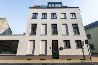 <u><strong>Mechelen: Opbrengsteigendom met 5 studentenkamers (3 studio's en 2 kamers)</strong></u><br />Deze unieke opbrengsteigendom werd recent volledig gerenoveerd met oog voor detail en gebruik van kwalitatieve materialen. Het pand omvat drie studio’s en twee studentenkamers, goed voor een totale netto-huuropbrengst van €3.120 per maand.
<p>Gelegen in het hart van Mechelen, bevindt het gebouw zich op fietsafstand van alle campussen én het station, wat zorgt voor een uitstekende verhuurbaarheid.</p>

<p>De combinatie van de gunstige ligging, de uitstekende staat van het gebouw en het aantrekkelijke rendement maakt dit pand een ideale opportuniteit voor investeerders die op zoek zijn naar een zorgeloze en rendabele investering in Mechelen.<br /><br /><u><strong>Belangrijkste ruimtes</strong></u></p>

<ul><li>Ruime leefruimte met veel licht</li><li>Zeer ruime wasruimte/berging</li><li>2 studentenkamers </li><li>3 luxueuze studio's</li></ul>
<u><strong>Troeven</strong></u>

<ul><li>Huuropbrengst gegarandeerd voor een jaar</li><li>Toplocatie</li><li>Volledig vernieuwd</li></ul>