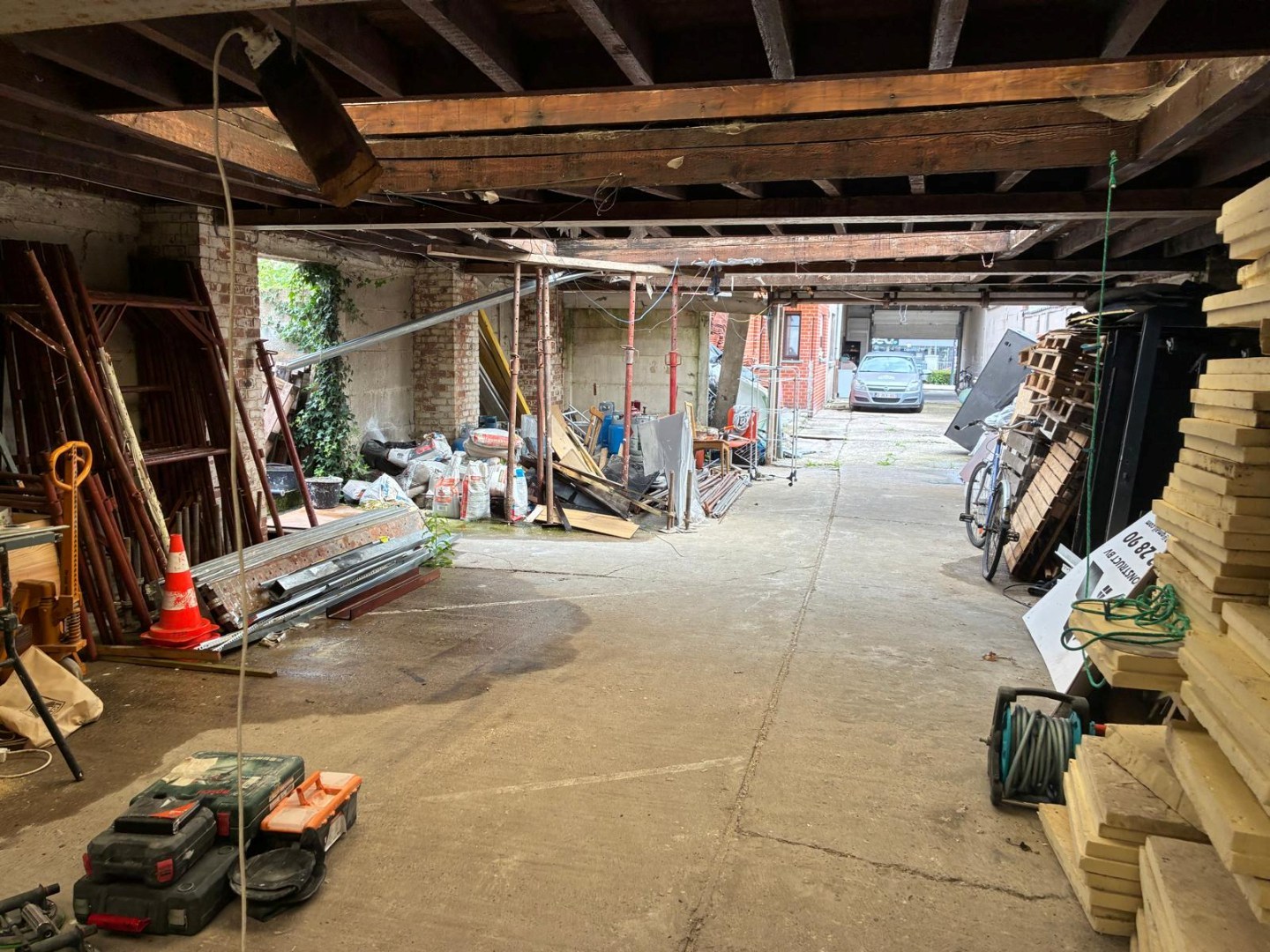 Te renoveren woning met magazijn en inrijpoort - foto 4